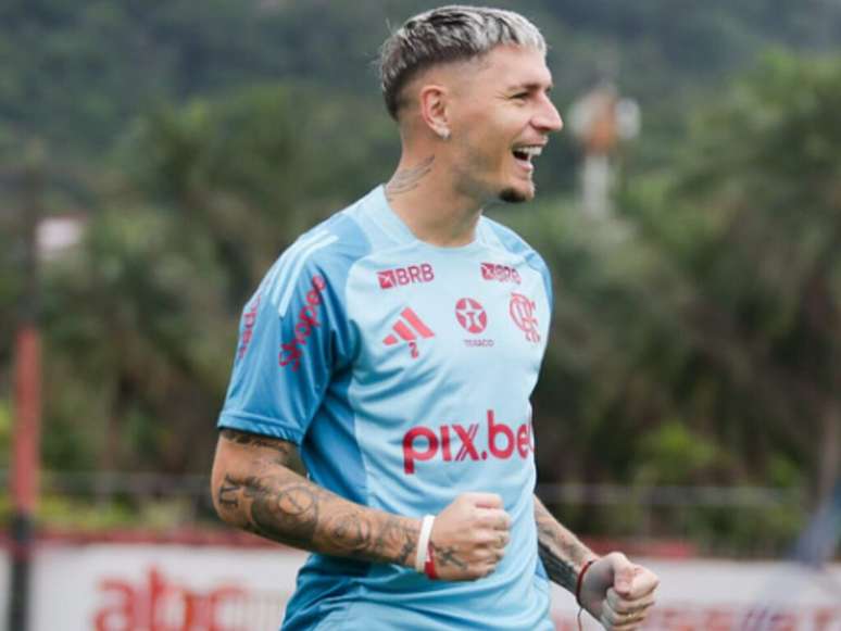 Guillermo Varela em treino no CT Ninho do -