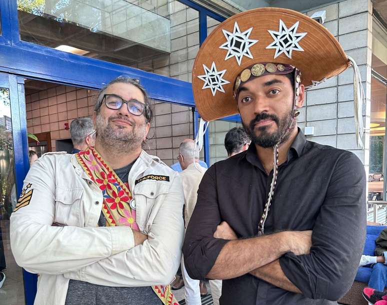 O pesquisador Robério Santos e o ator Thomás Aquino que vive Josué, líder dos cangaceiros em Guerreiros do Sol.