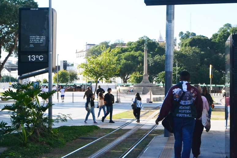 Pedestres enfrentaram manhã de frio no Rio de Janeiro, com termômetros marcando 13°C na região da Praça Mauá, no centro da cidade, na quinta- feira, 26 de junho