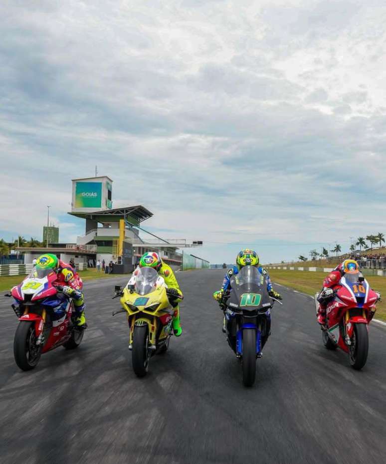 Pilotos na demonstração que aconteceu no Autódromo de Goiânia, em março 