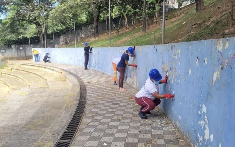 Dez moradores de um curso de construção civil foram contratados para reformar a praça. População assume o protagonismo.