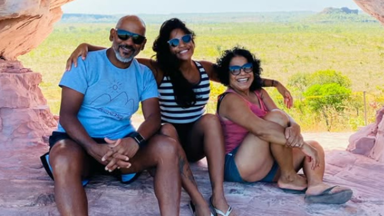 Mãe de Juliana Marins lê mensagem enviada por filha antes de morrer