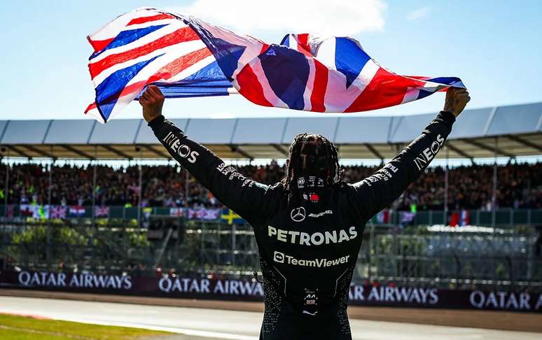 Lewis Hamilton celebrando sua vitória em casa 