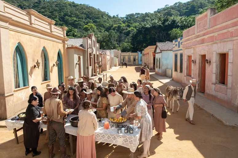 Cena de Guerreiros do Sol em que pobres comem comida que os ricos foram obrigados a servir.