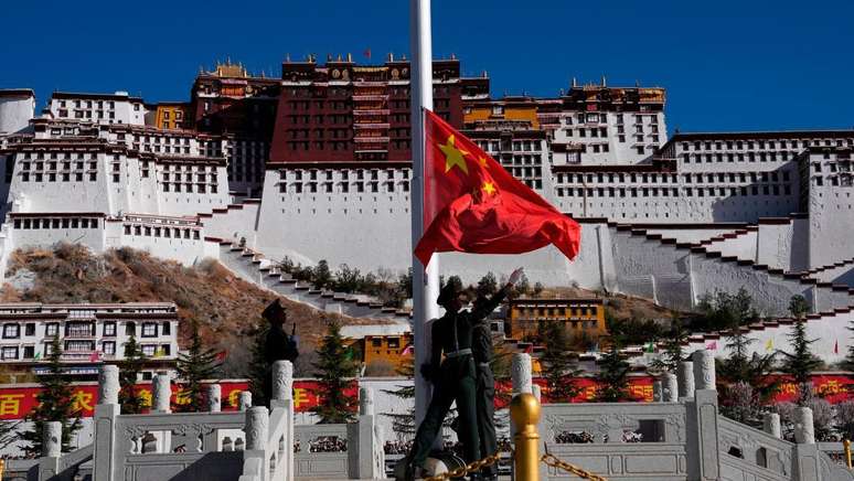 O Pal&aacute;cio de Potala em Lhasa, a sede tradicional do poder do Dalai Lama, est&aacute; sob controle chin&ecirc;s
