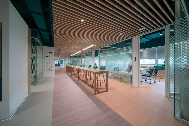 The use of wood is recommended in environments relating to projects and new ideas 