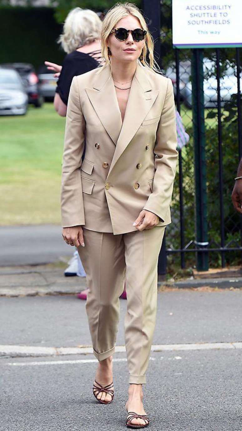 Roupas soltas de cores claras, como esta da atriz e modelo Sienna Miller, formam um cl&aacute;ssico do vestu&aacute;rio em Wimbledon