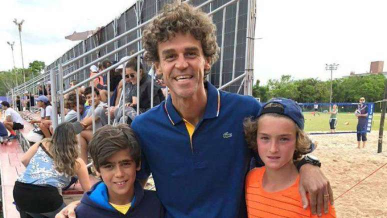 Para Joe Fraga, da Sports 10, Fonseca traz de volta a energia e empolga&ccedil;&atilde;o de Gustavo Kuerten. Na foto, o atleta ainda na inf&acirc;ncia (de bon&eacute;) com Guga