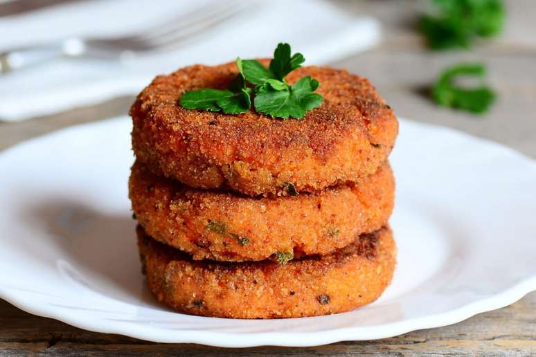 Hamb&uacute;rguer de cenoura empanado 