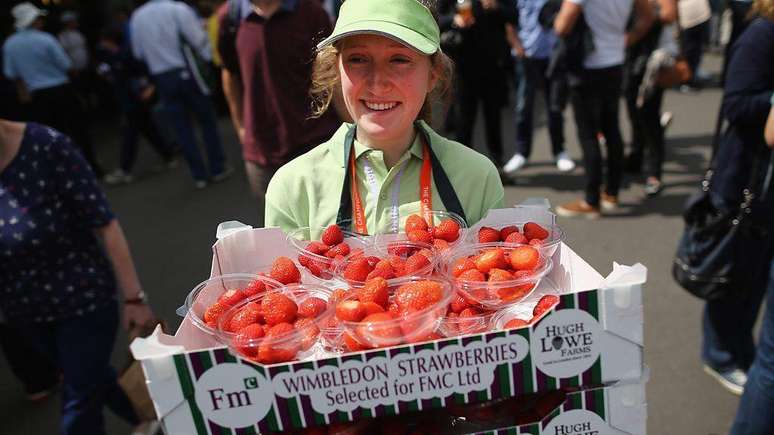 Os morangos com creme s&atilde;o uma tradi&ccedil;&atilde;o popular entre o p&uacute;blico do torneio do Wimbledon