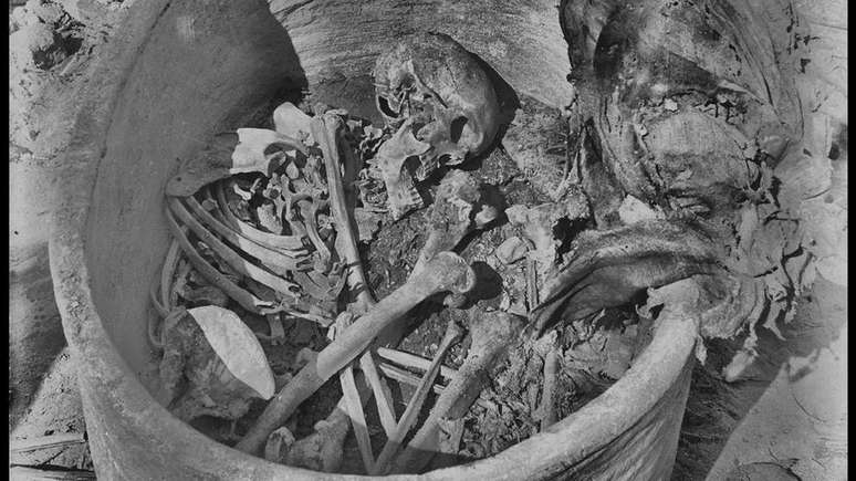 Os restos mortais foram descobertos em 1902 em um caixão de cerâmica