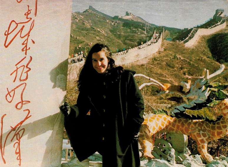 Luc&eacute;lia Santos em visita &agrave; Muralha da China, na d&eacute;cada de 1990