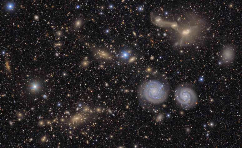 Esta imagem captura uma pequena seção da visão do Observatório Vera C. Rubin do Aglomerado Virgo, oferecendo um vislumbre vívido da variedade do Cosmos.