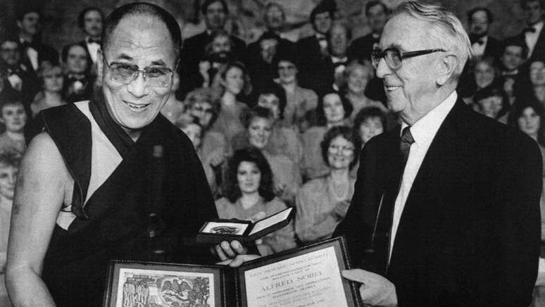 O Dalai Lama &eacute; uma figura p&uacute;blica conhecida mundialmente &mdash; e recebeu o Pr&ecirc;mio Nobel da Paz em 1989