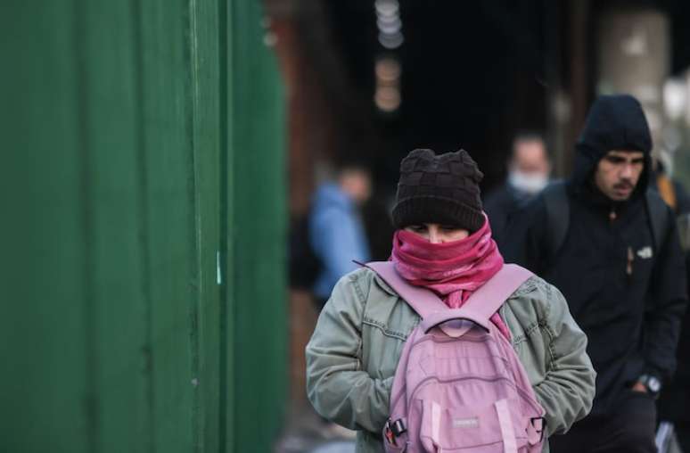 Pedestres enfrentam manhã de frio na região da Barra Funda, na zona oeste da capital paulista