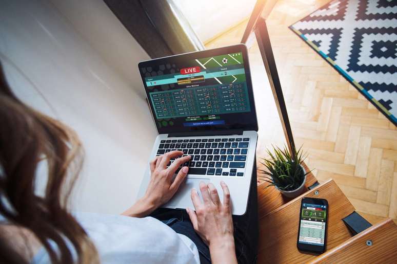 A BateuBet est&aacute; dispon&iacute;vel no computador e em smartphones