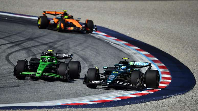 Fernando Alonso em intensa disputa com Gabriel Bortoleto nas voltas finais