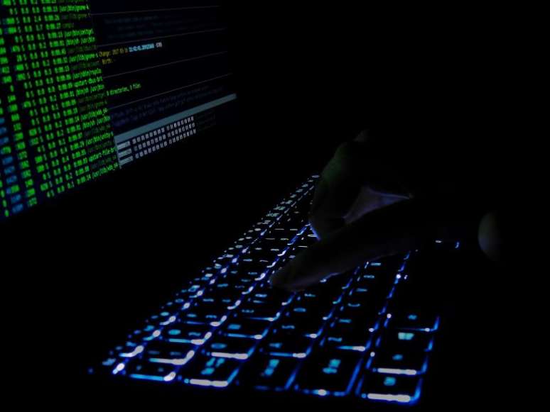 Hackers invadem sistema