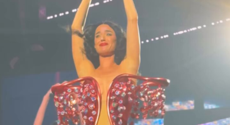 After the separation from Orlando Bloom, Katy Perry cries during the closing part of the tour