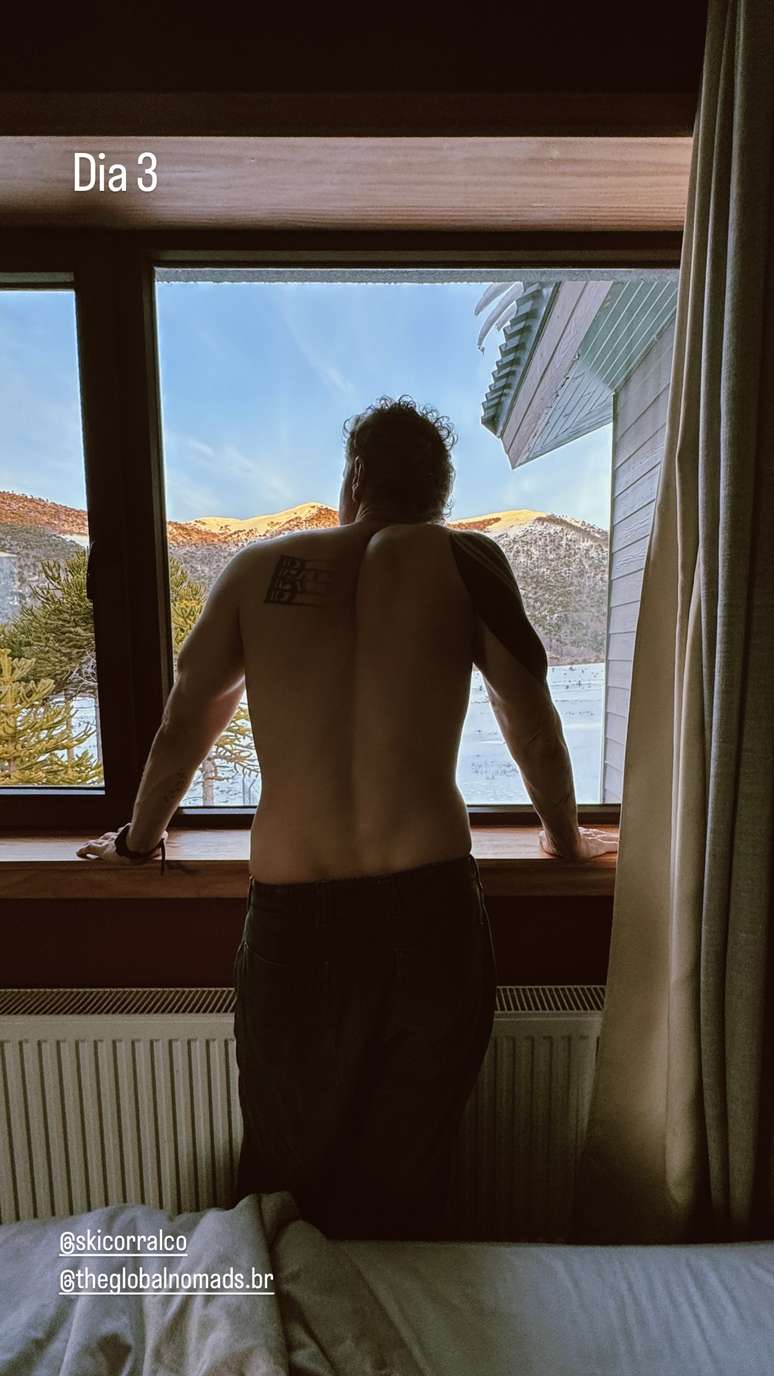 Lucas Lima "biscoita" sem camisa