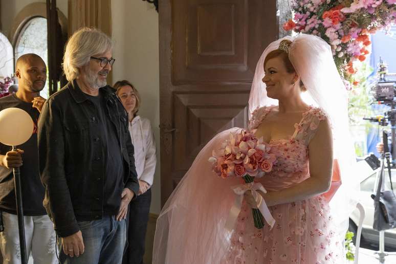The director Paulo Silvestrini and Aldeíde (Karine Teles) behind the scenes of the registration (
