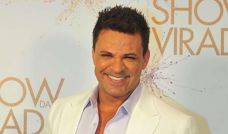 Irreconhecível? Nova aparência de Eduardo Costa surpreende fãs em show; cantor passou por transplante capilar. Veja o antes e depois!.