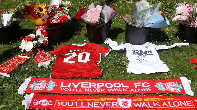 Torcedores do Liverpool deixam objetos e flores em homenagem a Diogo Jota na frente do estádio Anfield