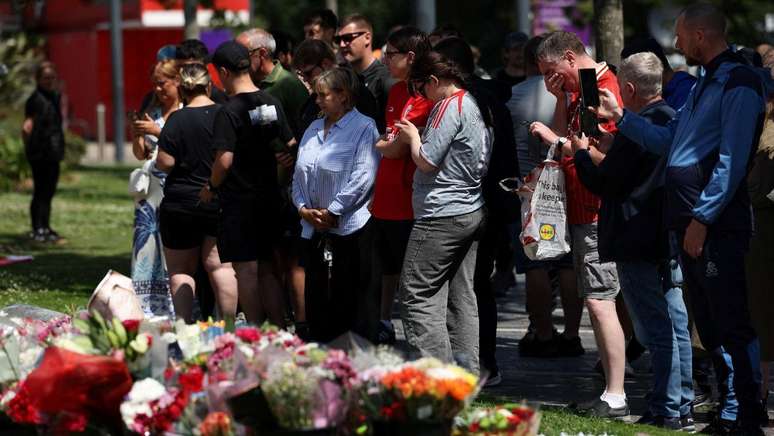 Torcedores se re&uacute;nem na frente do est&aacute;dio do Liverpool para prestar homenagens a Diogo Jota