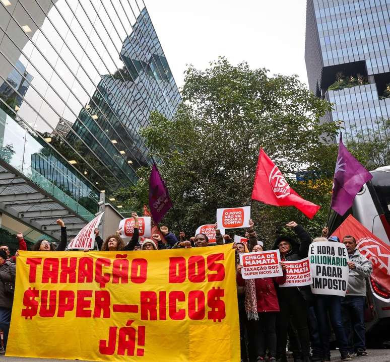 Invasão de manifestantes na sede do Itaú, na Avenida Faria Lima, em São Paulo.