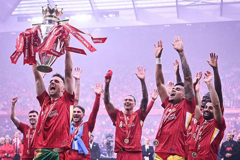 Diogo Joga com trof&eacute;u da Premier League da temporada passada