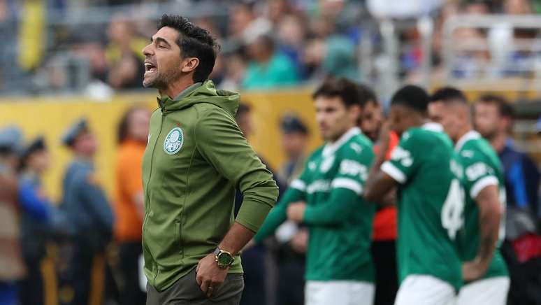 Técnico Abel Ferreira à frente de seus comandados no Palmeiras