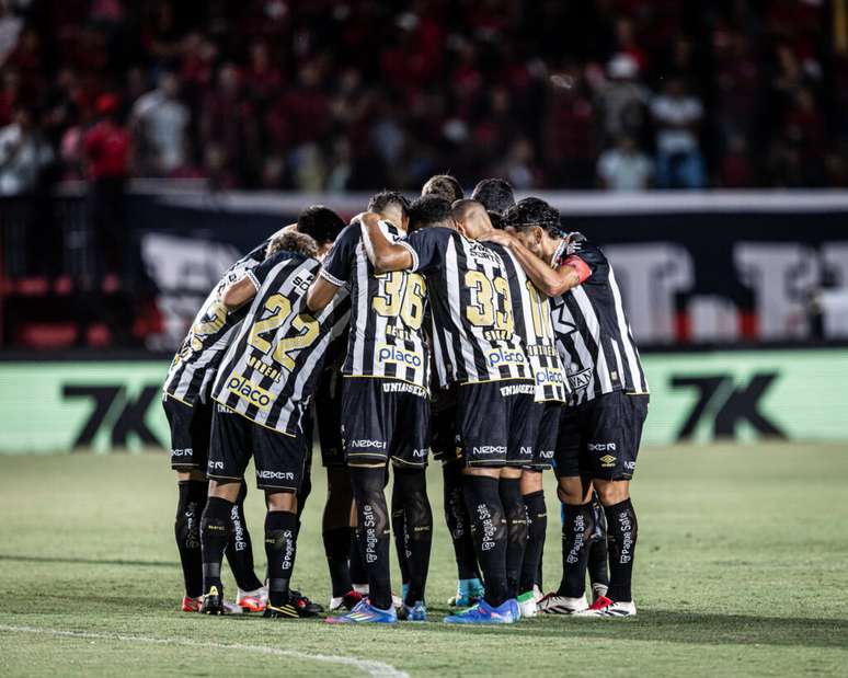Jogadores do Santos no Estádio Barradão ( Fotos: Raul Baretta/ Santos FC.)