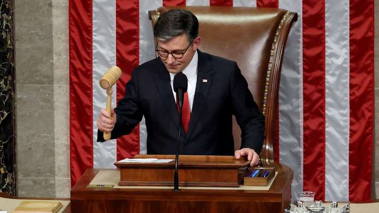 O presidente da Câmara, Mike Johnson, anunciou a aprovação do projeto de Trump