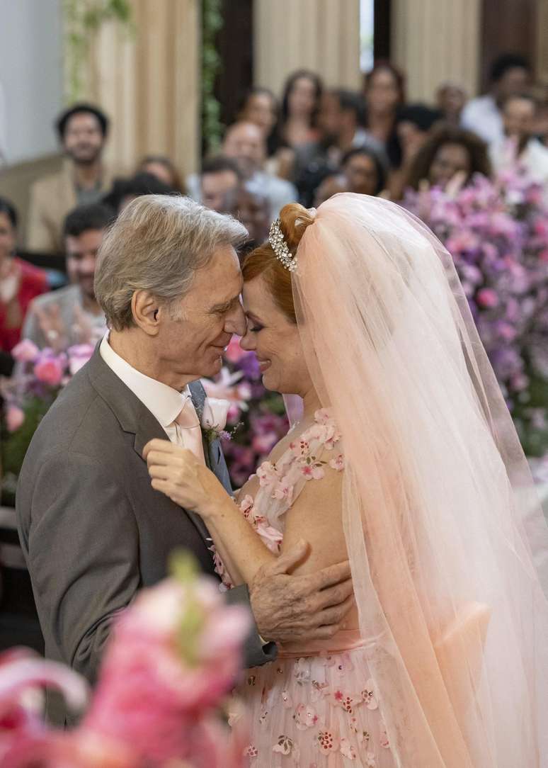 Aldeide (Karine Teles) and Laudelino (Herson Capri) get married (