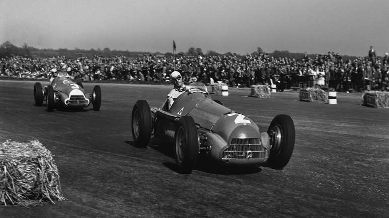 Giuseppe Farina à frente do companheiro Luigi Fagioli durante o primeiro GP de Fórmula 1, sediado em Silverstone, 1950