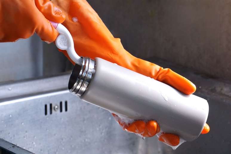 Thermos must be washed with a neutral detergent and a brush to remove all the waste Thermos must be washed with a neutral detergent and a brush to remove all the waste