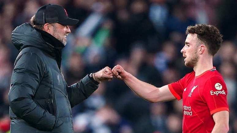 Jurgen Klopp (&agrave; esquerda) era t&eacute;cnico do Liverpool quando Diogo Jota foi contratado, em 2020