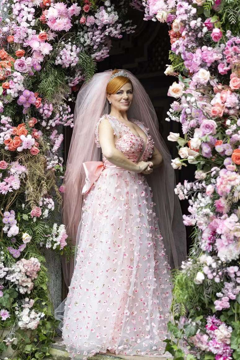 Alde&iacute;de se casa com vestido rom&acirc;ntico em 'Vale Tudo'