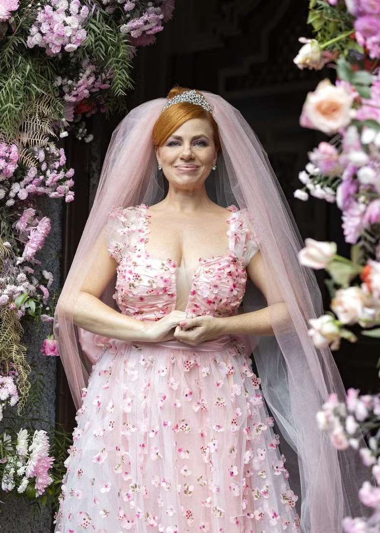 Alde&iacute;de se casa com vestido rom&acirc;ntico em 'Vale Tudo'