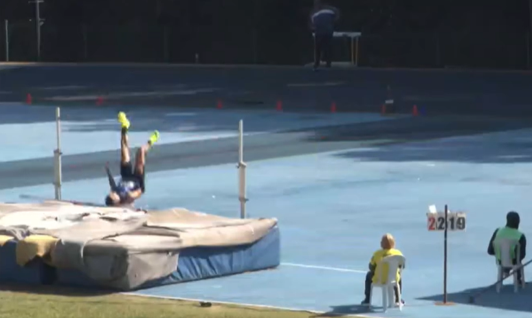 Atleta Thiago Moura durante salto em altura pelo Campeonato Paulista