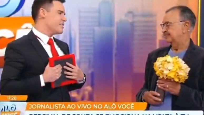 Luiz Bacci homenageia Percival de Souza no "Alô Você"