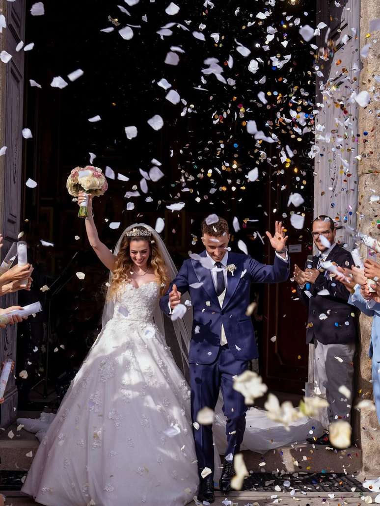 Rute e Diogo saindo da igreja após casamento