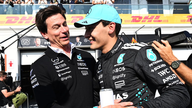 Russell destaca apoio do chefe da equipe em meio aos rumores sobre Verstappen.