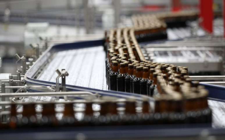 Ambev hoje gasta 2,37 litros de &aacute;gua para cada litro de bebida produzido, em 2024