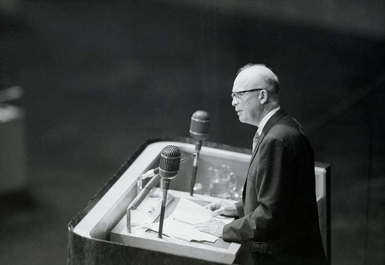 Em 1953, o discurso 'Átomos para a Paz' do então presidente dos EUA, Dwight Eisenhower, nas Nações Unidas, propôs um esforço internacional para desenvolver a tecnologia nuclear para fins pacíficos, como a produção de energia