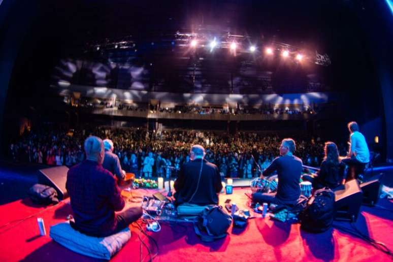 No palco do Vibra SP, Krishna Das se apresentou ao lado de outros cinco m&uacute;sicos, que o acompanhavam com contrabaixo, guitarra slide, congas e percuss&atilde;o.