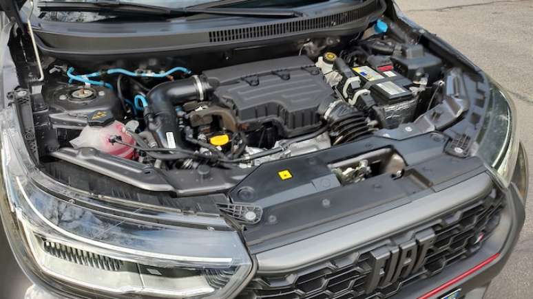 Peugeot 2008 vs Fiat Strada
