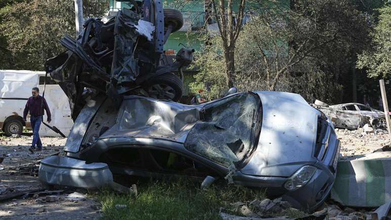 Carros destruídos após ataque de drones e mísseis em Kiev, em 4/7/25.