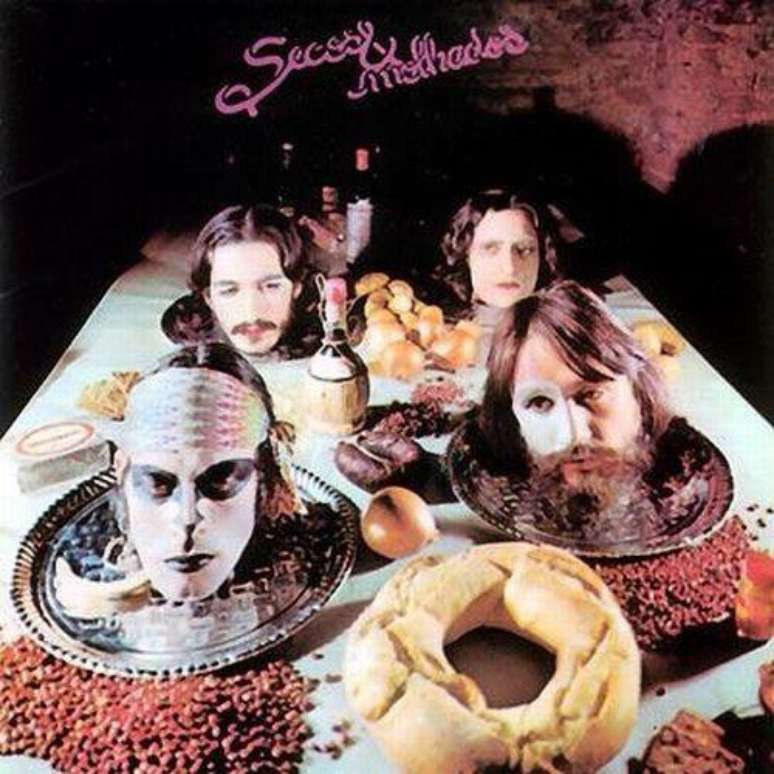 Capa ic&ocirc;nica do disco de 1973 dos Secos e Molhados, em que brasileiros aparecem com os rostos pintados, servidos em bandejas de prata