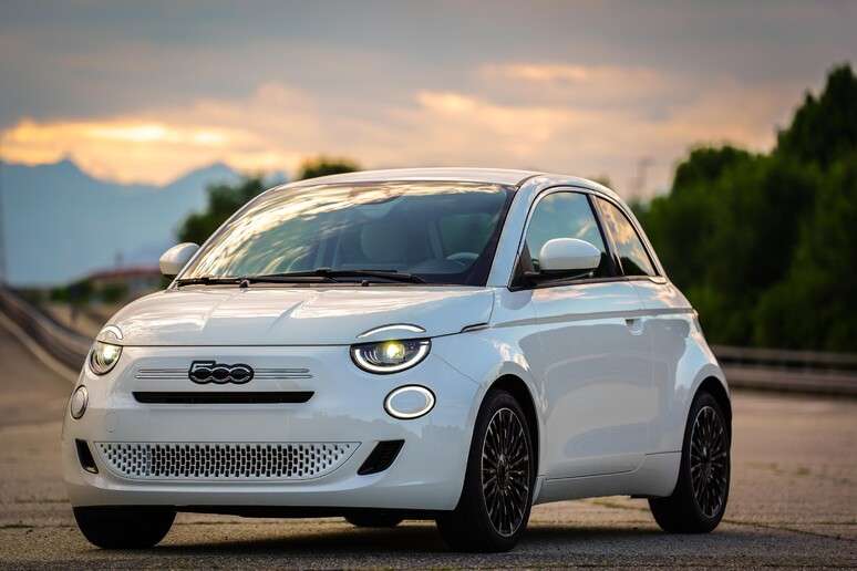 Fiat 500 híbrido é aposta da montadora e será produzido em Turim